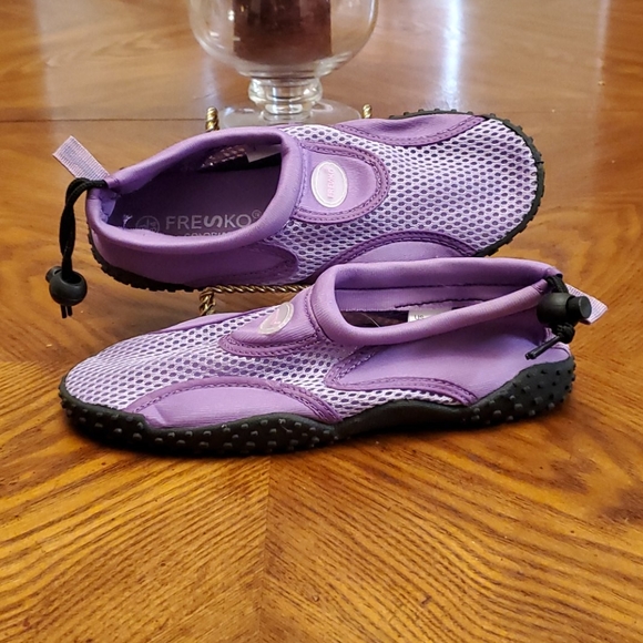 girls water shoes size 3